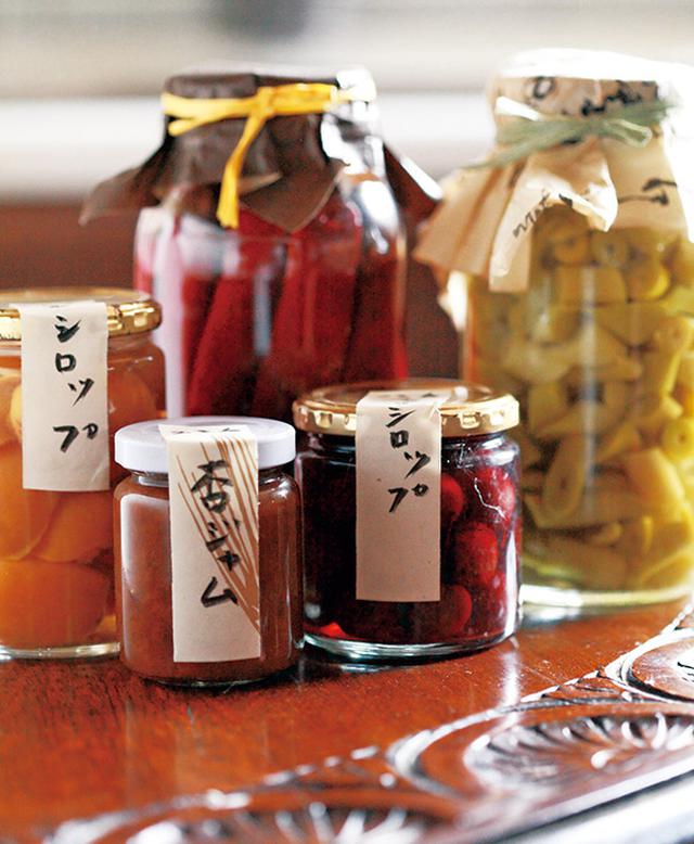 画像: ラベルも和紙を糊で貼り付けた、お手製。中身と日付を必ず明記。器同様、ラベルもこだわって美しく仕上げるのが横山流