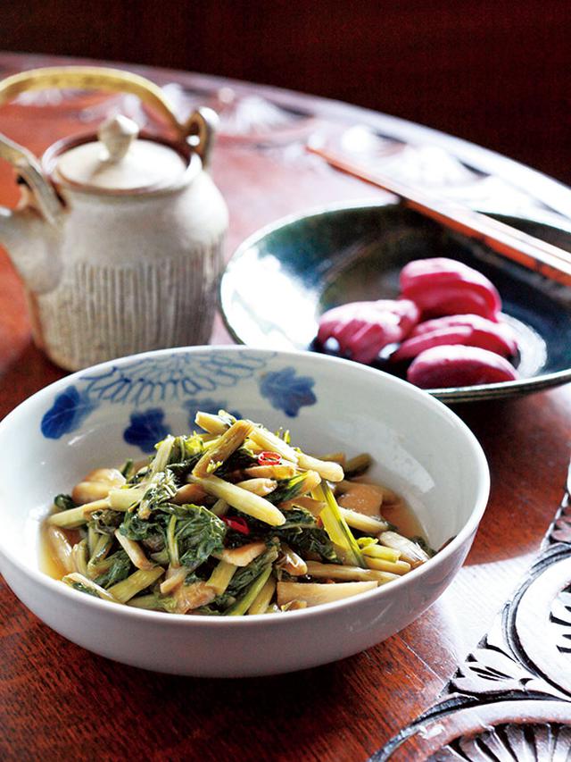 画像: お茶請けタイムに自家製漬物は欠かせない。野沢菜の切り漬け(食べやすく切ってから漬ける早漬け)と、かぶ漬け