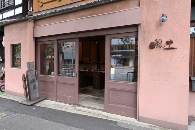 画像: 北大路通りに面するお店は、小豆色の壁が目印