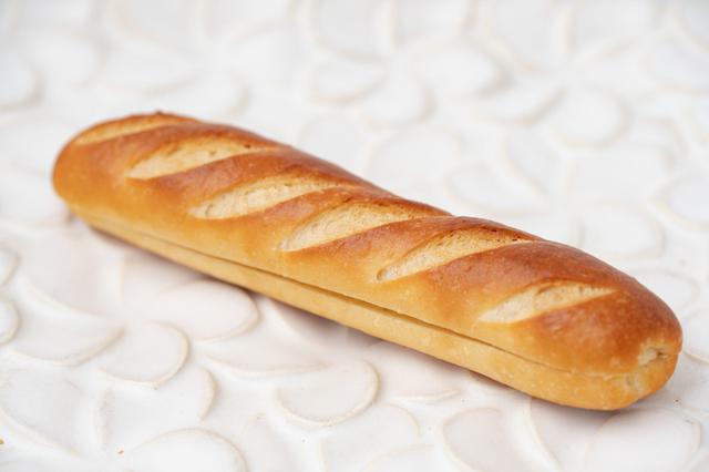 画像: 自家製クリームをはさんだ「ミルクフランス」は、お店のネットショップで大人気。湯種を使った生地はもっちもちで、生地からもふんわりミルクが香る