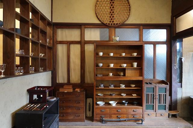 画像: 天井近くには、古道具屋さんで手に入れたという大きなザルが。「壁の空いたスペースになんとなしに飾ってみたんですが、1999年の開店以来、ずっとかけっぱなしです(笑)」と浦田さん