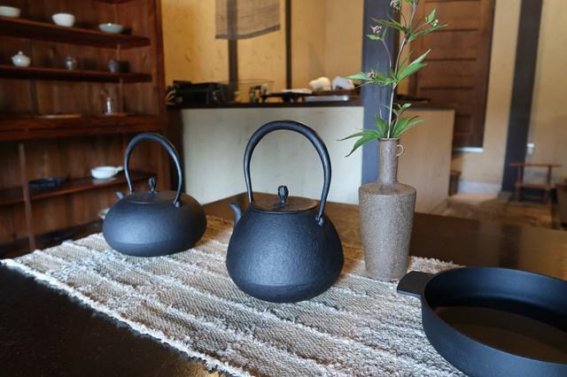 画像: 釜定工房の南部鉄器も販売。釜定工房の種類豊富な鉄瓶のなかからこの2つを選び、ずっと同じものを扱っているそう