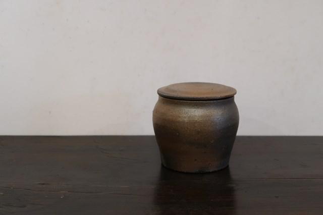 画像: やわらかな佇まいが素敵な「焼締塩壺」(高さ9 cm、直径8cmほど)。小さいサイズもあり