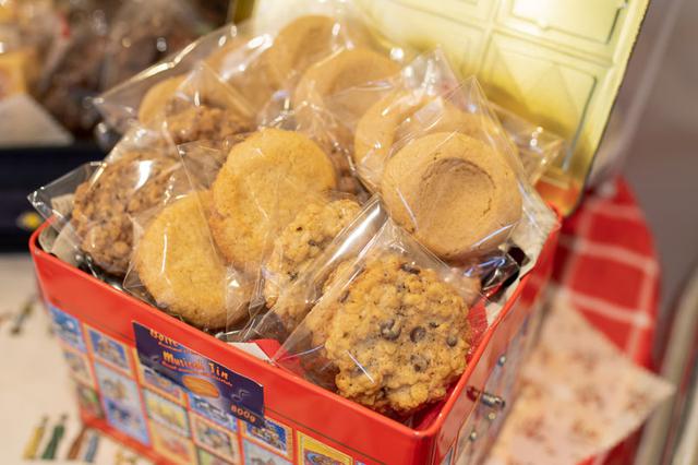 画像: 最近のお気に入りは全粒粉。全粒粉100%の食パンを並べるほか、最近になってクッキーも全粒粉100%に変えた。北海道産小麦「はるゆたか」の全粒粉を使ったもので、香りがすごくいい