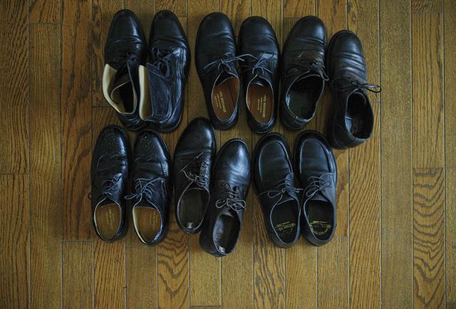 画像: 足元はおじさん調の黒革のひも靴一択で