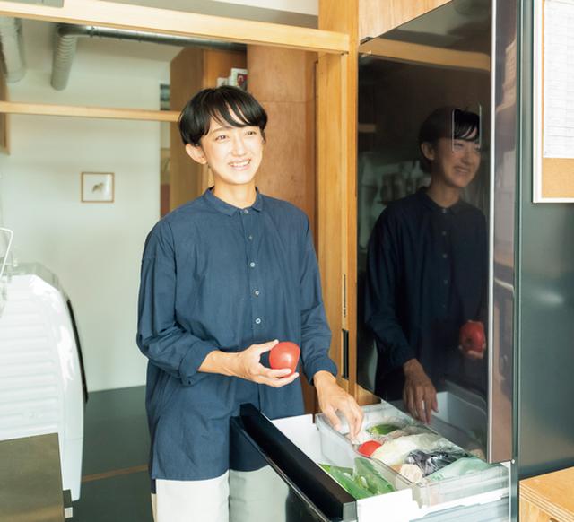 画像: 本多家の冷蔵庫は4人家族としては小さめな375ℓ。「小さいかなとも思いましたが、食材が入りすぎないサイズ選びもフードロス対策になっています」