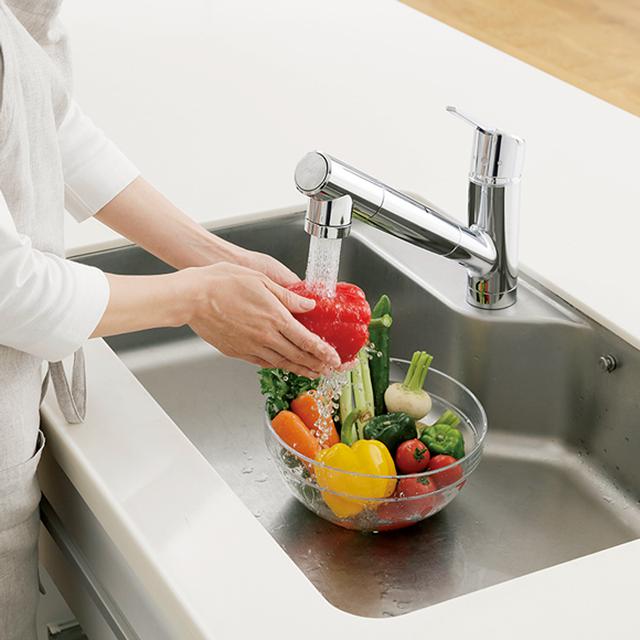 画像: シャワーでもたっぷり浄水を利用することができ、野菜などを洗うのも安心。