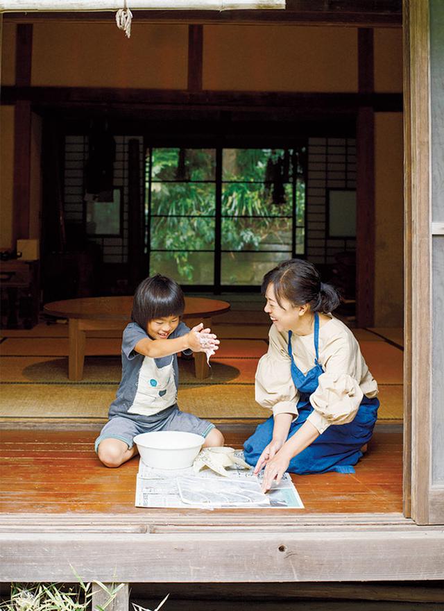 画像: ご自宅兼アトリエの古民家の縁側で、ゼリー石けんを換気扇の羽根に塗る大地くんと奈美さん。「ゼリー石けんのプルプルの感触に、息子も楽しくお手伝いしてくれました」
