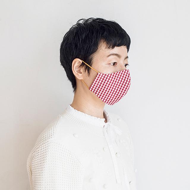 画像: 作品を提案してくださった松井翠さんがマスクを着用。すっきり見えつつも、マスクとして口や鼻はしっかり覆えるつくり