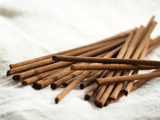 画像: ハーブなどの材料を粉砕して、様々な効能に合わせた調合をしてから練って成形し、乾かして完成するチベット香は、100%ナチュラル!