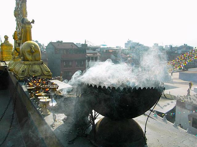画像: ネパールのチベット寺院では、入口で常に香草が焚かれています。煙がもうもうと出るので、建物内ではスティックのお香を焚くのが一般的。(写真提供:わたなべかおり)
