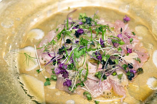 画像: 千葉県産、金目鯛のカルパッチョ。あさりのだしをかけて