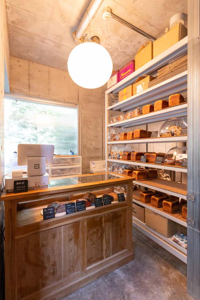 画像: 小ぢんまりとした店内は、木製の趣あるショーケースや棚が彩る素敵な空間