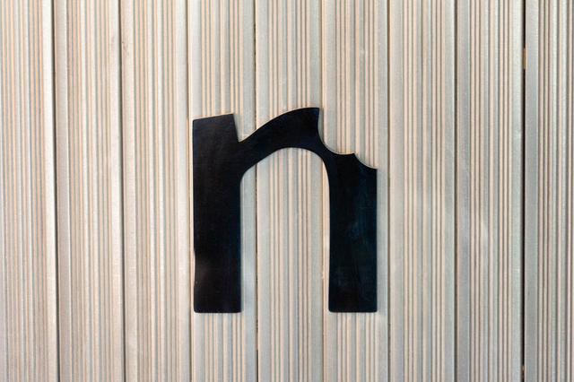 画像: 入口の正面には「n」の文字。右端がちょっとかじられていて面白い