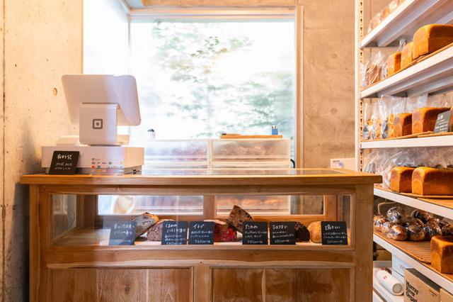 画像: パンが最も多く並ぶのは開店時。2時頃には残り少なくなるので、お早めに