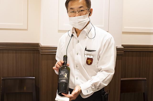 画像: 支配人でもあるソムリエの鈴木貴博さんのおすすめは間違いなし