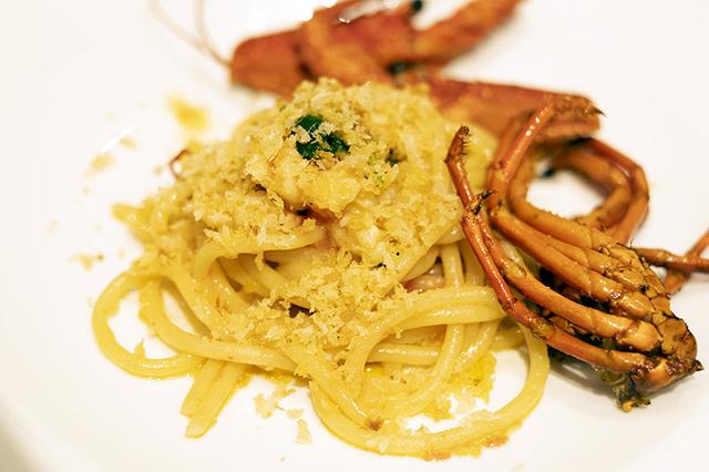 画像: 伊勢海老のビーゴリ(手打ち麺のロングパスタ)、にんにくパン粉がけ