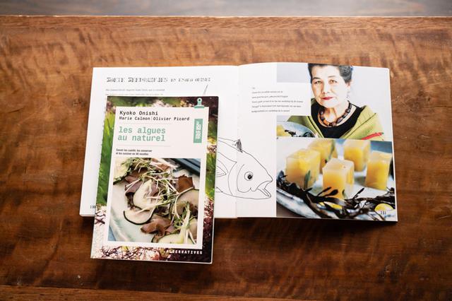 画像: オオニシ先生がヨーロッパで活動していた当時、出版された本。 (手前)『Les algues au naturel”自然からの海藻”」(フランス ALTERNATIVES社出版) (開いている本)『non*fish*a*li*cious ”魚はいらない、が、お・い、し・い”」(オランダ SEA FIRST出版)