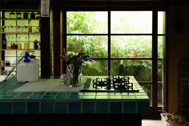 画像: オオニシ先生の料理教室が行われる、ご自宅のキッチン。 ここでは、それぞれの人の体質タイプ、年齢、体調にあった食の選択やレシピをはじめ、春夏秋冬の過ごし方など、さまざまな知恵を学ぶことができます (くわしくは下記プロフィールにあるリンク先を参照ください) 。