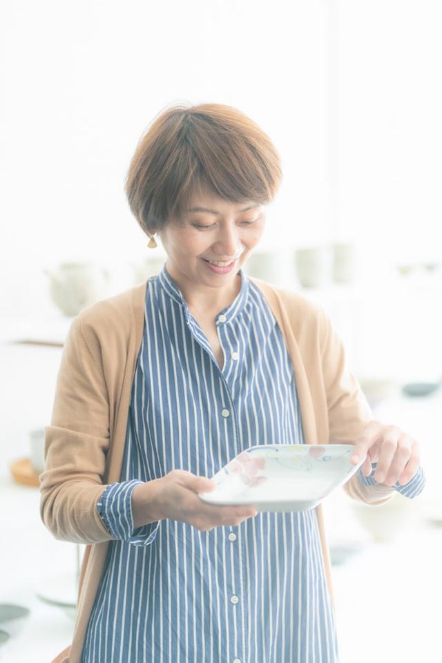 画像: 器の知識が豊富な田辺さん。お店のHPには、器の知識や扱い方をわかりやすく紹介するコラムが掲載されています