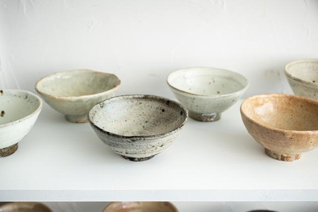 画像: 先ほどと同じ「碗」。同じ釉薬でも表情はさまざま。さらに釉薬は同じでも違う土を使ったものなど、いろいろなパターンのものがあります