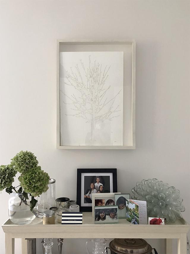 画像: ダイニングの家族の写真やアートが飾られたコーナー
