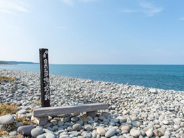 画像: 打ち寄せる波で石がぶつかると、不思議な音が響く「鳴り石の浜」