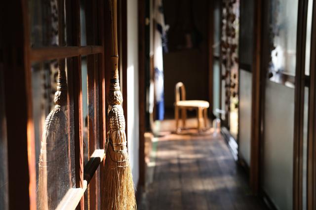 画像: 廊下にも風情が宿るMatari Houseのようす