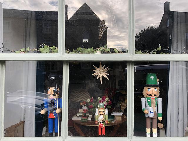 画像: アドベントカレンダーになった、街の家の窓。クリスマスの時期、必ずバレエで催される「くるみ割り人形」に出てくる兵隊さんたち