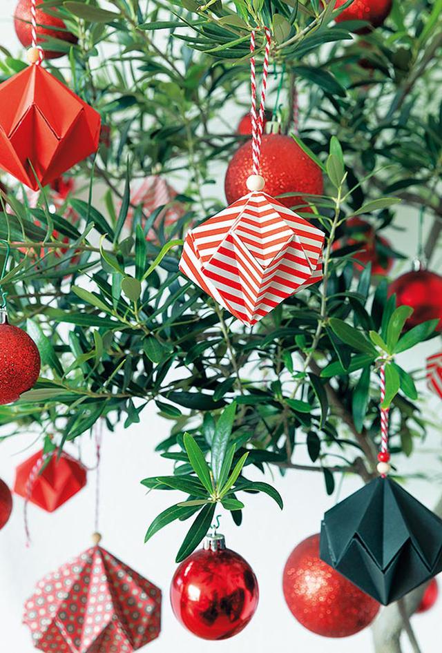 画像: 気に入った模様の紙を折ってつくった手づくりのクリスマスオーナメント