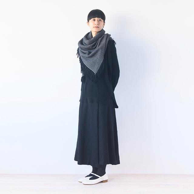 画像: 白のストラップシューズ 12,800円/ムゥムゥヌゥ そのほか、スタイリスト私物