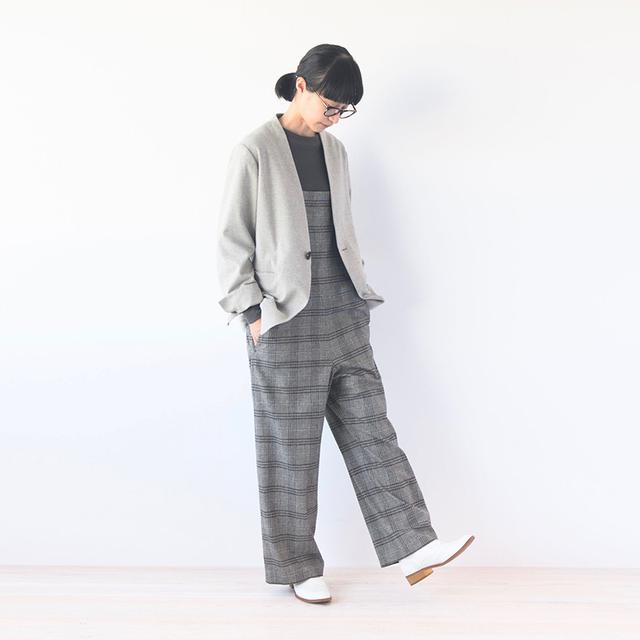 画像: ジャケット 23,800円/ル グラジック(ビショップ) サロペットパンツ 21,000円/ル グラジック(ビショップ) そのほか、スタイリスト私物