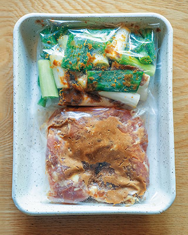 画像: とり肉とねぎは別々の保存容器に入れて、冷蔵庫にひと晩~3日漬ける