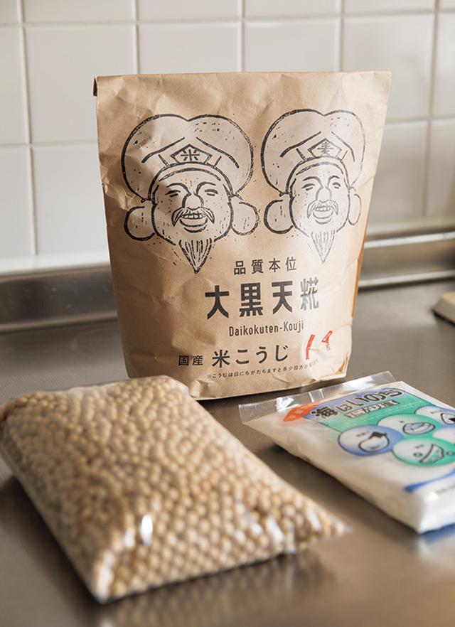 画像: 友人でもある「五味醤油」から取り寄せた米麴、大豆、塩がスタンバイ。フォトジェニックな大黒さまのイラストがかわいい。「五味醤油」では、“手前みそキット” も販売している