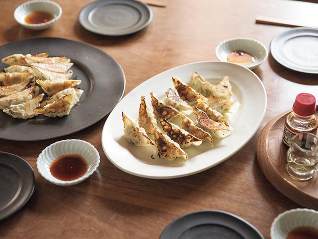 画像: シャキシャキとした食感がおいしい、キャベツたっぷりの餃子。「お正月こそ好きなものを食べたい。大人も子どもも大好きな餃子は間違いなし」