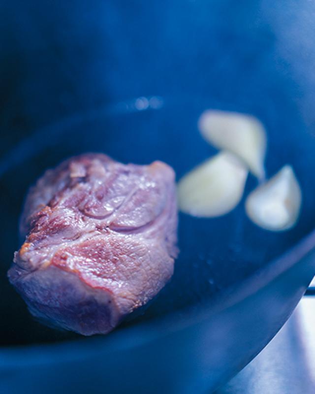 画像: 肉の表面の色が変わるまで焼き、肉汁を閉じ込めてから野菜を入れて煮込む