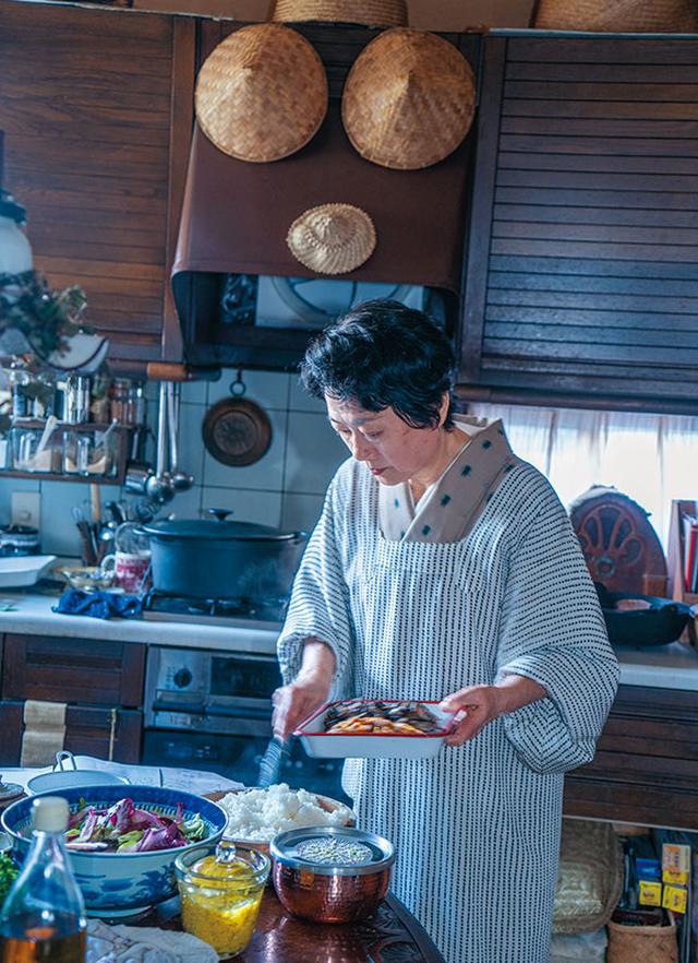 画像: キッチンにて支度をする横山さん