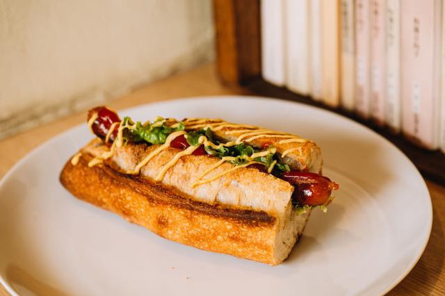 画像: 「ホットドッグ」に使う葉物野菜も、近所のお店で購入