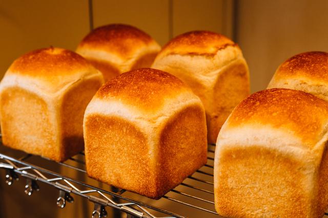 画像: フランスパン生地でつくる「フランス食パン」も人気の品。準強力粉では膨みが足りないが、発酵種を使うことでこれを克服。もちっとした食感で、粉の味がストレートに感じられます
