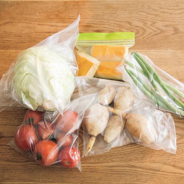 画像: 野菜は密封袋に入れて 宅配で届いた野菜は、乾燥を防ぎ、持ちをよくするために袋を入れ替え、冷蔵庫で保管。堅いかぼちゃなどは、使いやすいサイズに切っておく