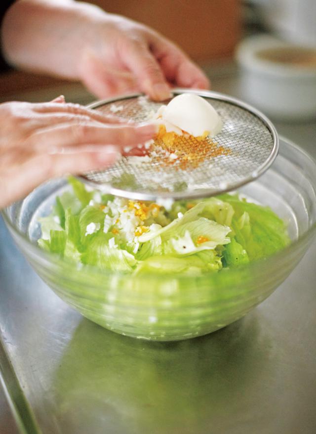 画像: 「当時3歳だった息子に教えた最初の料理が、ミモザサラダ。簡単だけれど、サラダの基本がこのひと皿に詰まっています」