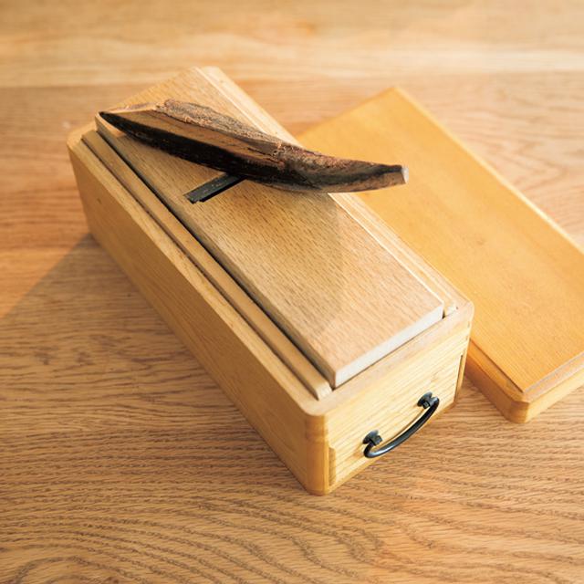 画像: だしは、かつお節削りから お味噌汁をつくる直前に、かつお節を削る。削りたてだと香りも豊か。「段取りをしておくから、削る余裕が生まれるのかもしれませんね」