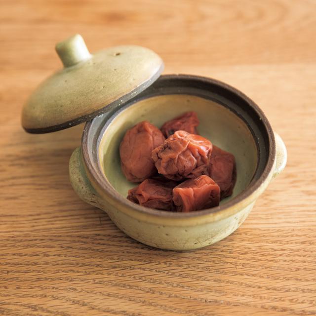 画像: 家族の健康を守る梅干し お弁当に、日々のおかずに、大活躍の梅干しは、毎年、自家製を仕込む。「実家で母がしていたので、自然に自分も漬けるようになりました」