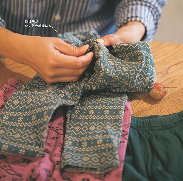 画像: 08:30 子どもの服の穴は見つけたらすぐ繕う