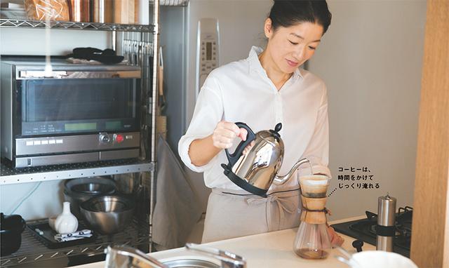 画像: 07:20 コーヒーの豆を挽き、ドリップする