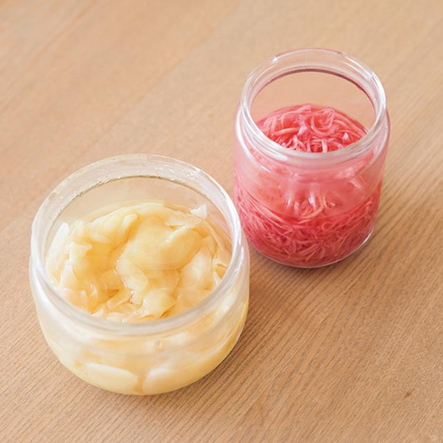 画像: 季節の箸休めをつくる 食事の片づけのあとなど時間があいたときに、紅しょうがやしょうがの甘酢漬け、なめたけなどの箸休めを仕込む。お弁当にも活用できて便利。
