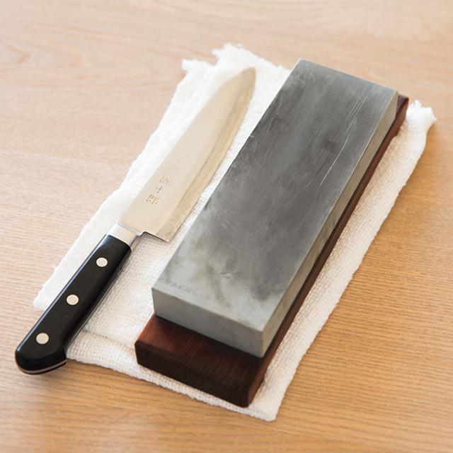 画像: こまめに包丁を研ぐ 「切れ味が落ちたな」と気づいたときに、砥石を使って包丁研ぎ。こちらも、気づいたらそのつどとりかかると、ストレスなしに料理ができる。