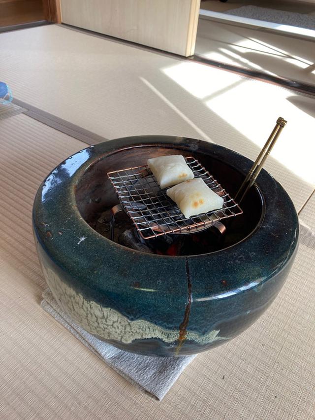 画像: 家に残されていた火鉢でお餅を焼いてみました。火鉢初体験。