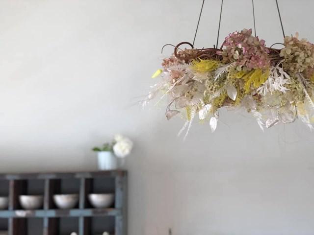 画像: 天井には素敵な花の飾りが。店のアニバーサリーに合わせて、お友だちの花屋さん「Lierre」につくってもらったもの