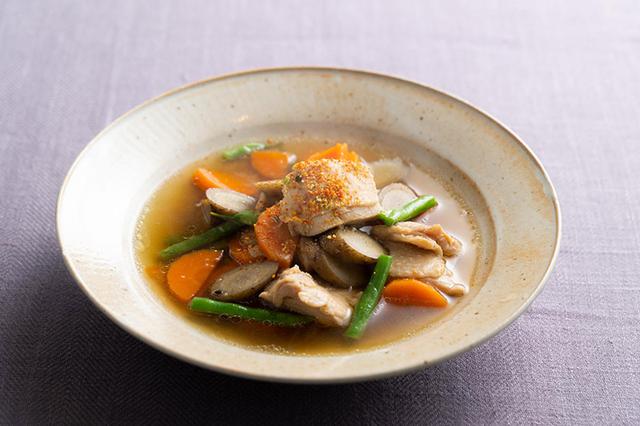 画像: アレンジ2 鶏もも肉とごぼう、にんじんのみそけんちんスープ